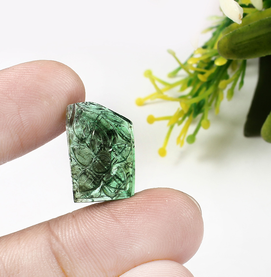 8 CRT Beautiful Hand Carved Emerald Gemstone